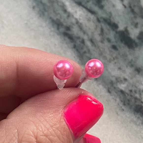 ๐Sale ๐2 for $10 NWOT shiny pink faux Pearl post earrings rubber backs - Picture 5 of 5